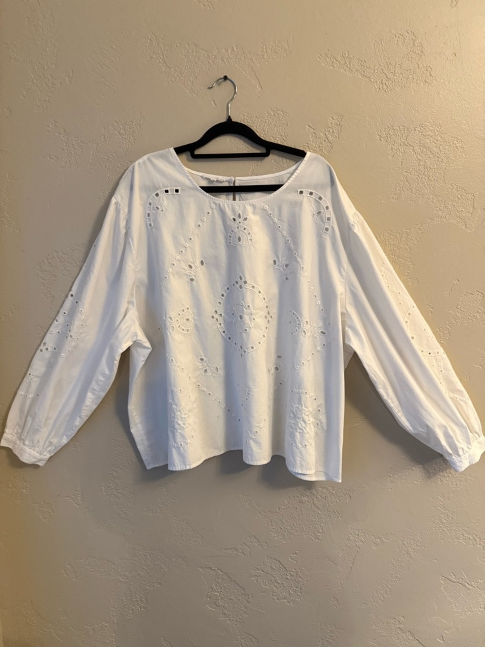 Maurices White 100% Cotton Blouse Top 2X. Beautiful Minimalist Eyelet Stitching.